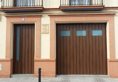 Puerta basculante para vivienda en Sevilla