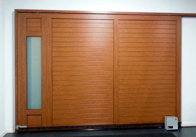 Puerta de garaje corredera para vivienda particular en Málaga