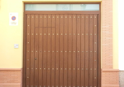 Puerta de cochera basculante para vivienda particular en Sevilla
