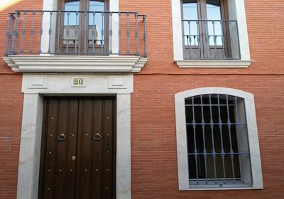 Vivienda en Mairena del Alcor con ventanas PVC Curvas y Puerta de Entrada en acabado imitación madera a juego.